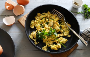 Ev yapımı çırpılmış yumurta ve tavada otlar. Sağlıklı yiyecekler. Tam üstte.