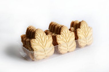 Klasik Kanada akçaağaç yaprağı şekilli kurabiyeler. Beyaz arka planda izole edilmiş iki çıtır kurabiyenin arasına sıkıştırılmış akçaağaç kreması. Boşluğu kopyala.