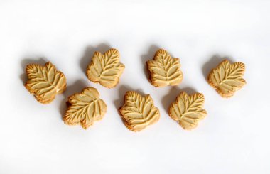 Klasik Kanada akçaağaç yaprağı şekilli kurabiyeler. Beyaz arka planda izole edilmiş iki çıtır kurabiyenin arasına sıkıştırılmış akçaağaç kreması. Boşluğu kopyala.