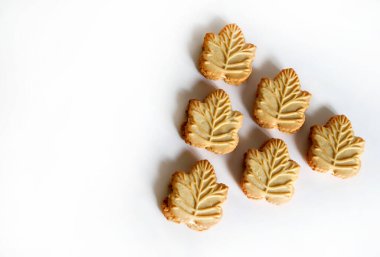 Klasik Kanada akçaağaç yaprağı şekilli kurabiyeler. Beyaz arka planda izole edilmiş iki çıtır kurabiyenin arasına sıkıştırılmış akçaağaç kreması. Boşluğu kopyala.