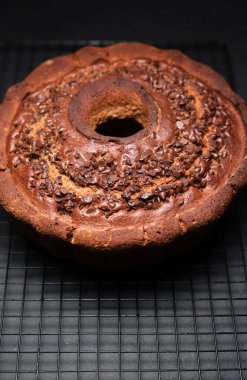 Siyah arka planda ev yapımı lezzetli siyah çikolatalı pasta. Tam üstte. Boşluğu kopyala.