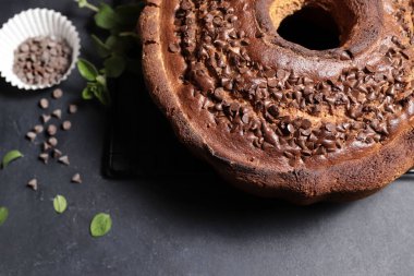 Siyah arka planda ev yapımı lezzetli siyah çikolatalı pasta. Tam üstte. Boşluğu kopyala.