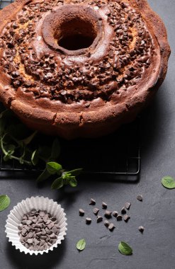 Siyah arka planda ev yapımı lezzetli siyah çikolatalı pasta. Tam üstte. Boşluğu kopyala.