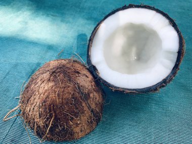 Hindistan cevizi ya da hindistan cevizi palmiyesi ikiye bölünmüş. Maden tuzu açısından zengin egzotik meyveler. Vejetaryen ve sağlıklı gıda konsepti.