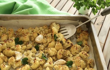 Ahşap masada fırında pişmiş karnabahar ızgaralı bir tepsi. Vejetaryen yemeği. Ev yapımı yemek konsepti. Tam üstte.