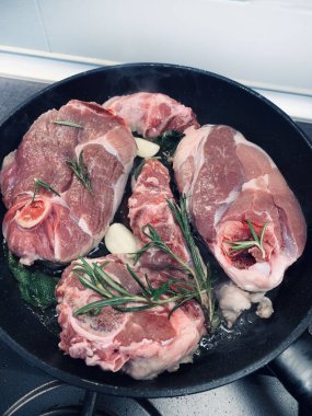 Tavada otlarla birlikte ev yapımı kuzu rostosu. Tam üstte. 