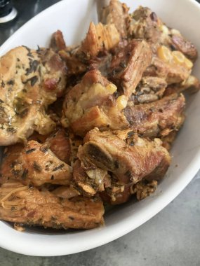 Tavada otlarla birlikte ev yapımı kuzu rostosu. Tam üstte. 