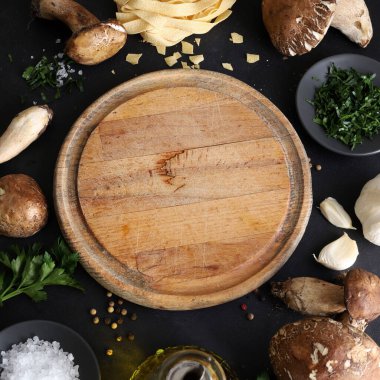 Siyah arka planda boş tahta kesme tahtası. Tam üstte. Boşluğu kopyala.