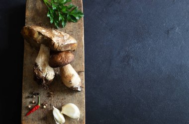 Siyah arka planda izole edilmiş organik porcini mantarları. Sonbahar baharında orman mantarı. Genel Görünüm.