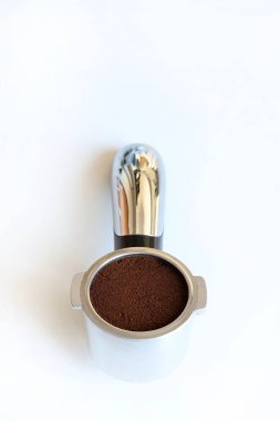 Beyaz arka planda izole edilmiş filtre tutacağındaki öğütülmüş kahve. Tam üstte. Boşluğu kopyala.