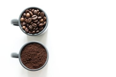 Kahve çekirdekleri ve kahve beyaz arka planda izole edilmiş. Uzayı kopyala Genel Görünüm.