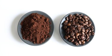 Kahve çekirdekleri ve kahve beyaz arka planda izole edilmiş. Uzayı kopyala Genel Görünüm.