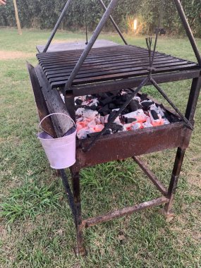 Kızgın kömür, dışarıda ızgara yapmaya hazırlanıyor. Yaz tatili.