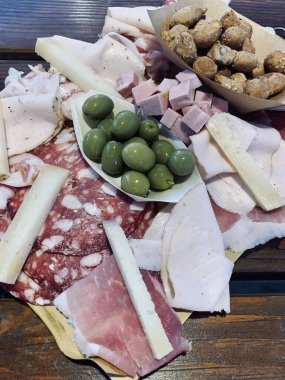 İtalyan yemeği. İtalyan restoranında bir tabak Toskana usulü et ve peynir. Tam üstte.