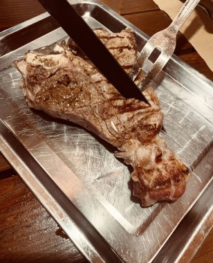 Kemiğe ızgara biftek kes. Tam üstte.