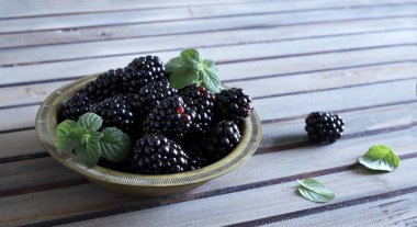 Ahşap arka planda izole edilmiş taze böğürtlenler. Sağlıklı ve vejetaryen yemekleri. Tam üstte.