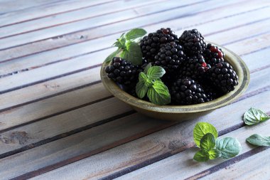 Ahşap arka planda izole edilmiş taze böğürtlenler. Sağlıklı ve vejetaryen yemekleri. Tam üstte.