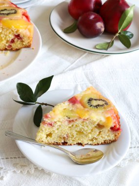 Kivili, erikli ve şeftalili ev yapımı lezzetli kek. Meyveli yaz tatlısı. Tam üstte.