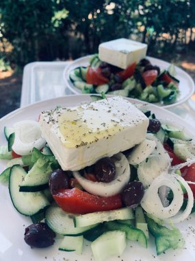 Yunan salatası. Kamp alanında sebze salatası, peynir, domates, zeytin, salatalık, kırmızı soğan ve zeytinyağı. Sağlıklı vejetaryen Akdeniz diyeti. Tam üstte.