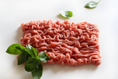 Çiğ et ve beyaz arka planda izole edilmiş yemek pişirmek için bitkiler. Tam üstte.