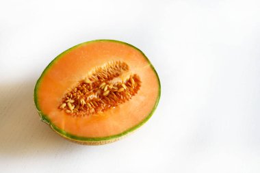 Kavun kavunu, beyaz bir arka planda yarı yarıya izole edilmiş. Sağlıklı ve vejetaryen yemekleri. Tam üstte. Boşluğu kopyala.