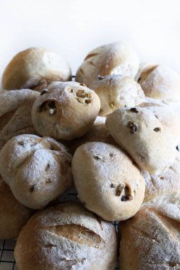 Beyaz arka planda zeytinli taze pişmiş çörekler. Tam üstte.