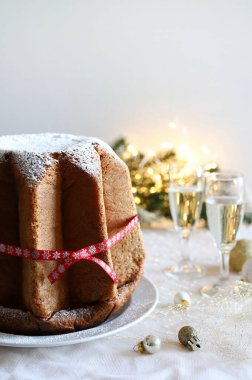 İtalyan yemekleri. Geleneksel İtalyan Noel Pandoro pastası. Beyaz arka planda izole edilmiş. Noel ve tatil sezonu.