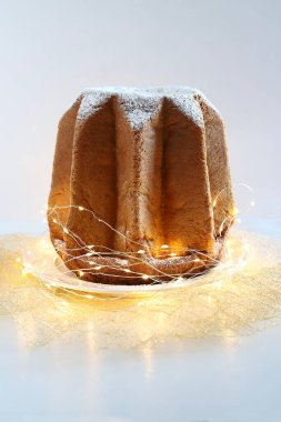 İtalyan yemekleri. Geleneksel İtalyan Noel Pandoro pastası. Beyaz arka planda izole edilmiş. Noel ve tatil sezonu.