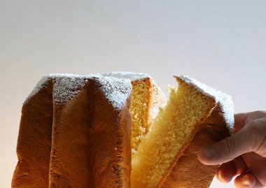 İtalyan yemekleri. Geleneksel İtalyan Noel Pandoro pastası. Beyaz arka planda izole edilmiş. Noel ve tatil sezonu.