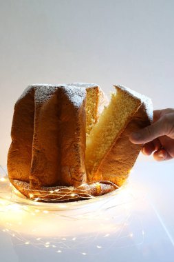 İtalyan yemekleri. Geleneksel İtalyan Noel Pandoro pastası. Beyaz arka planda izole edilmiş. Noel ve tatil sezonu.