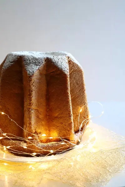 İtalyan yemekleri. Geleneksel İtalyan Noel Pandoro pastası. Beyaz arka planda izole edilmiş. Noel ve tatil sezonu.
