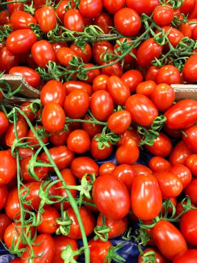 Kırmızı kiraz domatesleri kümelenmiş arka plan. Sağlıklı ve sebze yemeği.. 