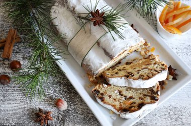 Geleneksel Noel Alman tatlısı Stollen da Christstollen 'ın parçalara ayrıldığını biliyor. Baharatlı mayalanmış hamur tatlısı, şekerli meyve ve kurutulmuş meyve. Tatil sezonu.