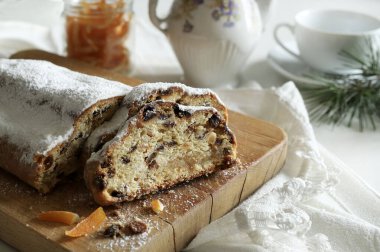 Geleneksel Noel Alman tatlısı Stollen da Christstollen 'ın parçalara ayrıldığını biliyor. Baharatlı mayalanmış hamur tatlısı, şekerli meyve ve kurutulmuş meyve. Tatil sezonu.