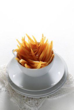 Şekerli portakal kabukları beyaz arka planda izole edilmiş. Boşluğu kopyala.