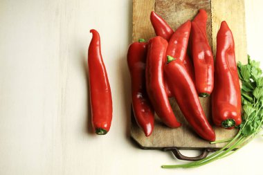 Sarı ışık arka planında izole edilmiş bir grup taze biber. Sağlıklı ve vejetaryen yemekleri. Tam üstte.