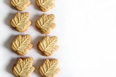 Klasik Kanada akçaağaç yaprağı şekilli kurabiyeler. Beyaz arka planda izole edilmiş iki çıtır kurabiyenin arasına sıkıştırılmış akçaağaç kreması. Boşluğu kopyala.