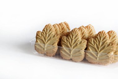 Klasik Kanada akçaağaç yaprağı şekilli kurabiyeler. Beyaz arka planda izole edilmiş iki çıtır kurabiyenin arasına sıkıştırılmış akçaağaç kreması. Boşluğu kopyala.