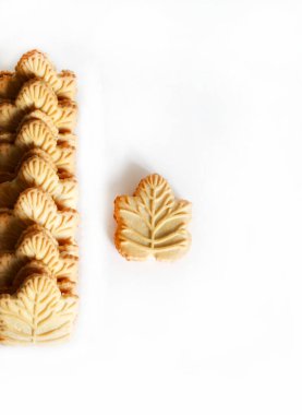 Klasik Kanada akçaağaç yaprağı şekilli kurabiyeler. Beyaz arka planda izole edilmiş iki çıtır kurabiyenin arasına sıkıştırılmış akçaağaç kreması. Boşluğu kopyala.