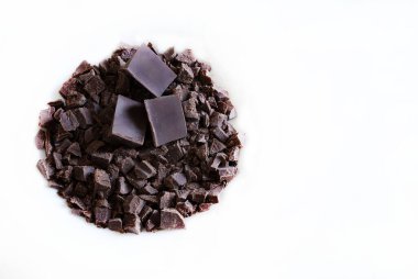 Beyaz ahşap arka planda izole edilmiş siyah çikolata. Tam üstte.