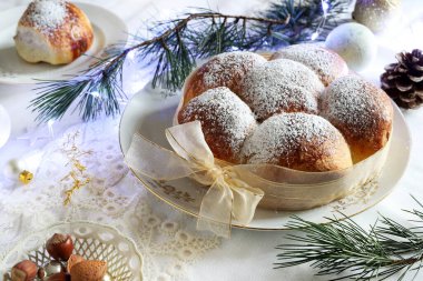 Kayısı reçeli ile dolu ev yapımı Avusturya buchteln 'i. Tatlı çörekler. Tatlı Tuna. Maya hamurlu kekler. Noel süslemeleri, Noel tatili.