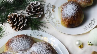Kayısı reçeli ile dolu ev yapımı Avusturya buchteln 'i. Tatlı çörekler. Tatlı Tuna. Maya hamurlu kekler. Noel süslemeleri, Noel tatili.