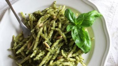 İtalyan yemeği. Fesleğenli ve çam fıstıklı geleneksel trofie makarna. Ligurian mutfağı.