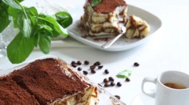 İtalyan Tiramisu 'su. Hindistan cevizi, çikolata, kadın parmağı ve mascarpone kremalı klasik kahve tiramisusu. Tam üstte.