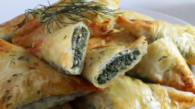 Ev yapımı spanakopita, ıspanak, feta ve dereotlu gevrek fileto üçgenleri. Geleneksel Yunan mutfağı. Tam üstte.