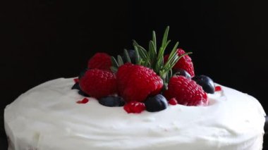 Geleneksel İtalyan Noel pandorosu ya da kremalı panettone pastası ve yabani böğürtlenlerle süslenmiş Noel süsü. Noel ve Yeni Yıl gelenekleri.