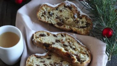 Geleneksel Noel Alman tatlısı Stollen da Christstollen 'ın parçalara ayrıldığını biliyor. Baharatlı mayalanmış hamur, şekerli meyve ve kurutulmuş meyve..