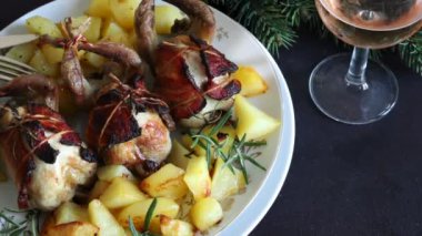 Arka planda patates ve otla pişirilmiş bıldırcın. Noel ve tatil sezonu. Boşluğu kopyala.
