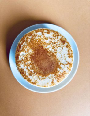 Turuncu arka planda izole edilmiş taze krep yığını. Lezzetli ev yapımı Amerikan kahvaltısı ya da öğle yemeği. Tam üstte.