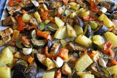 Çeşitli pişmiş sebzelerle dolu bir arka plan. Sağlıklı ve vejetaryen yemekleri. Tam üstte.